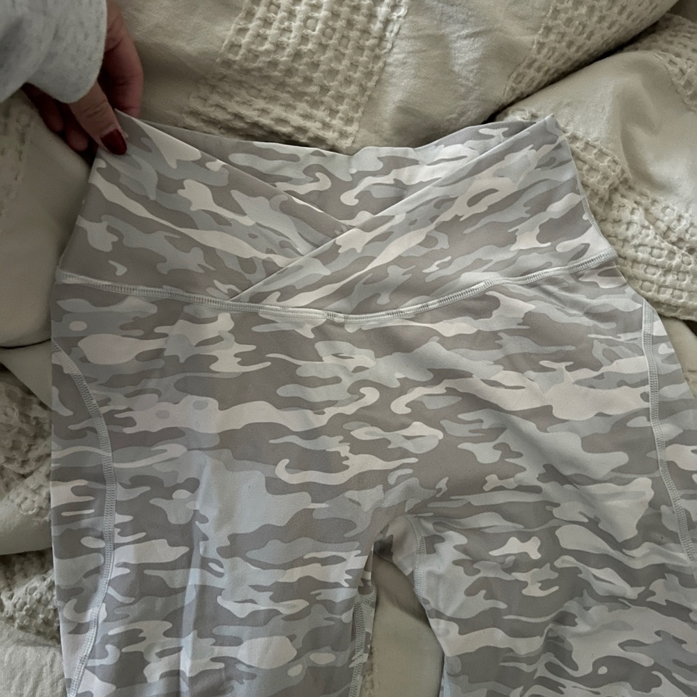 Alphalete cross leggings white camo